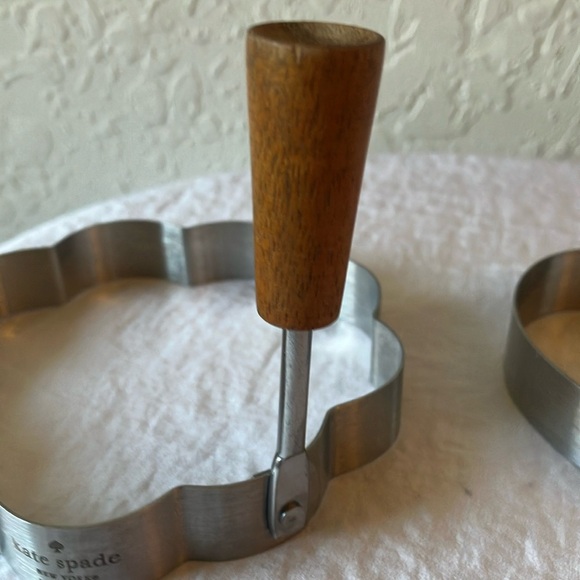 Kate Spade: Heart & Flower Cookie Cutters/Egg mold- set of 2 - Picture 4 of 16